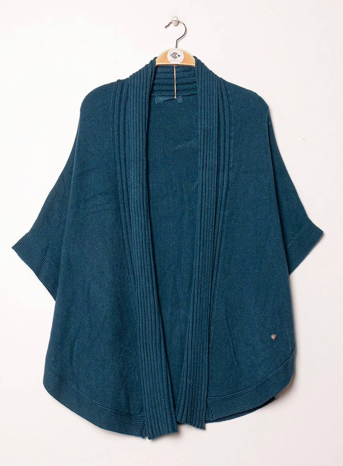 Damen-Strickweste im Cape-Stil – Dekorative Knöpfe