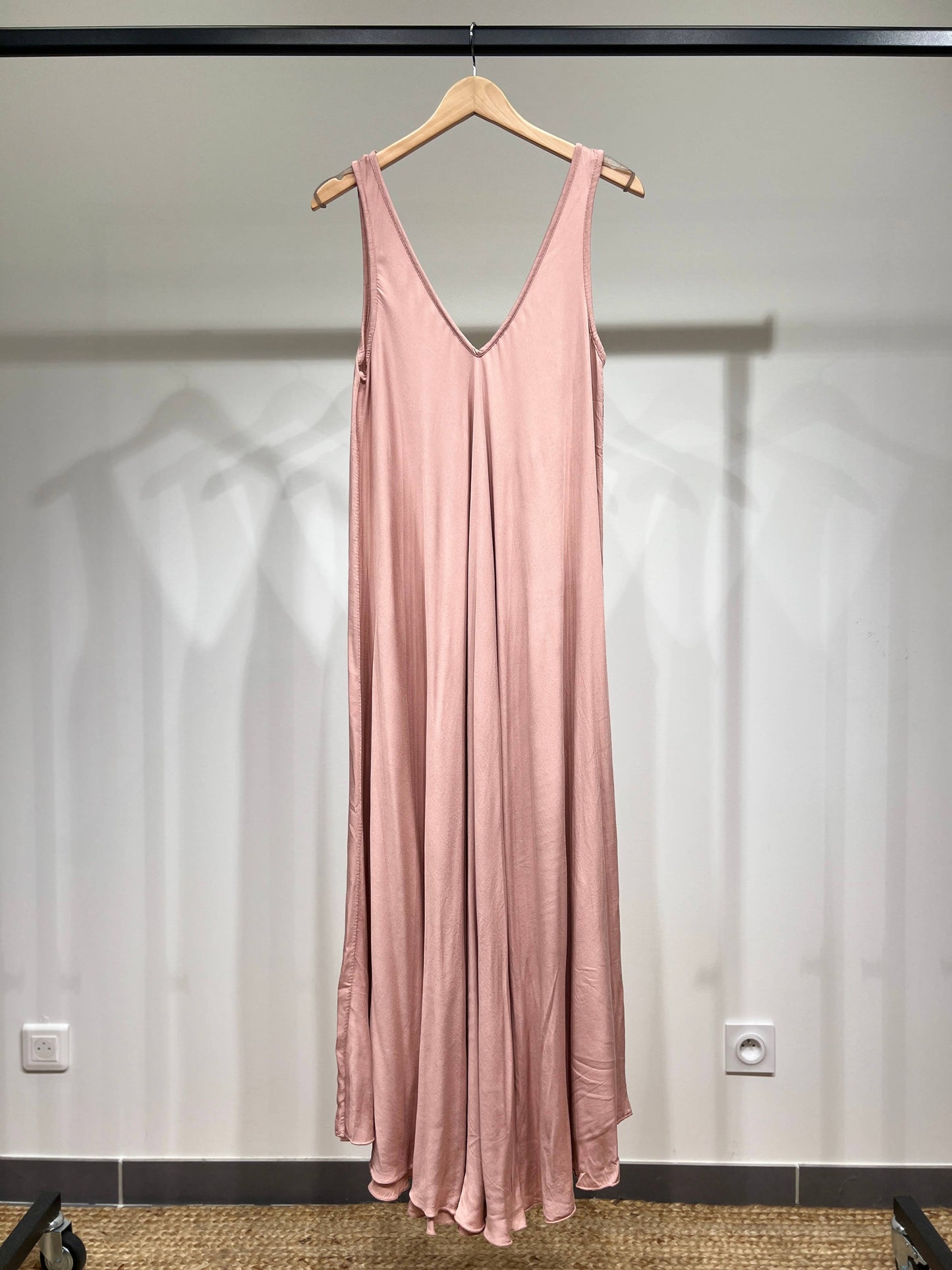 Maxikleid mit V-Ausschnitt und breiten Trägern