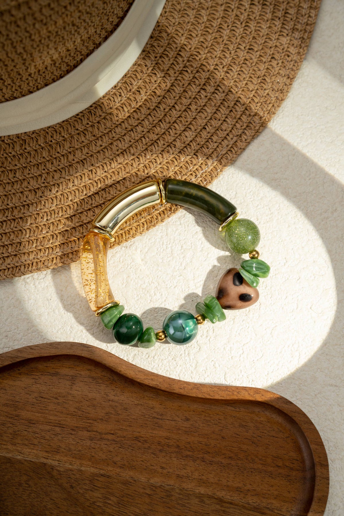 Elastisches Armband mit marmorierten Perlen aus Harz und Keramik