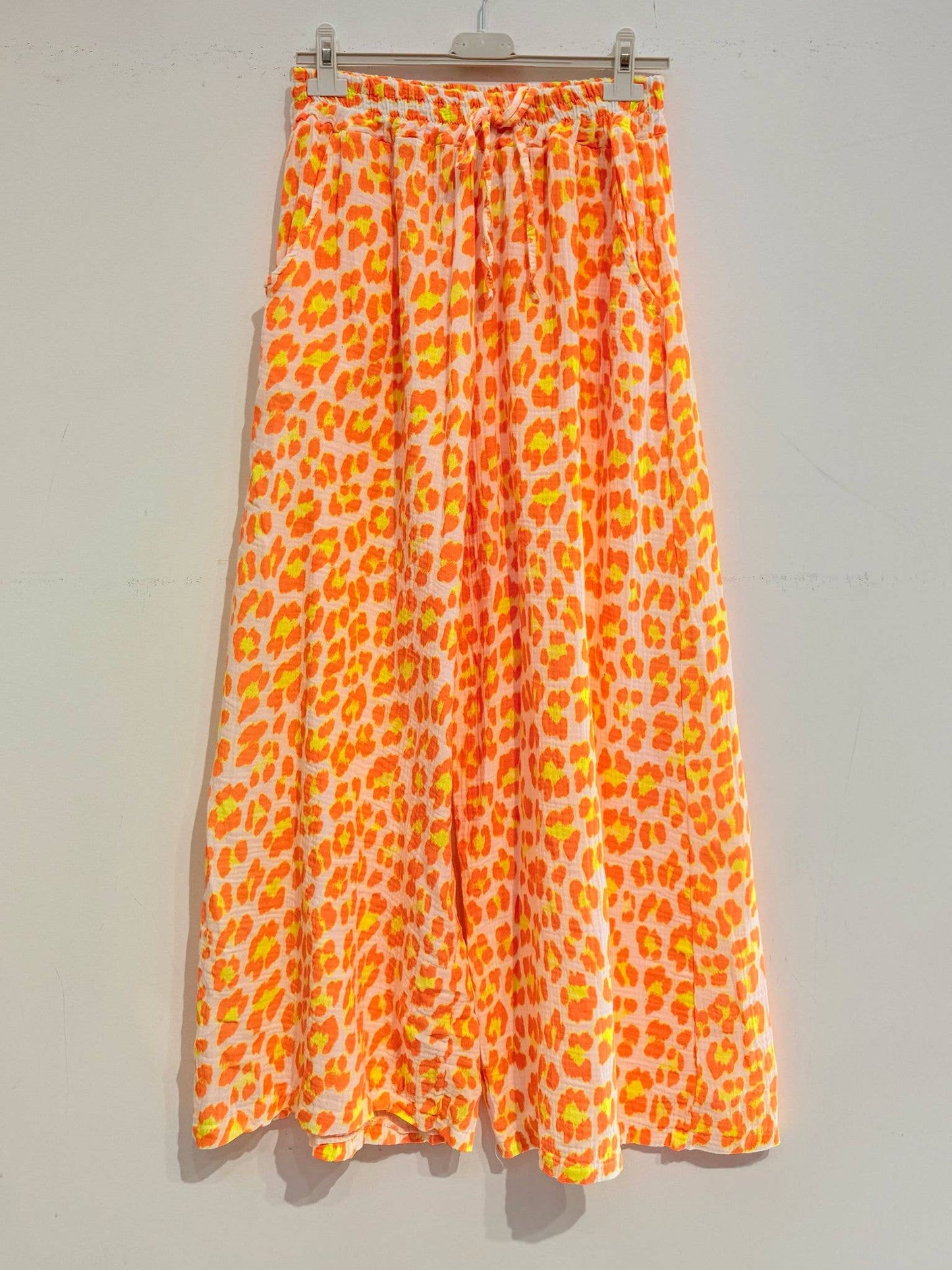 Bedruckte Hose aus Baumwollgaze Musselin LEOPARD
