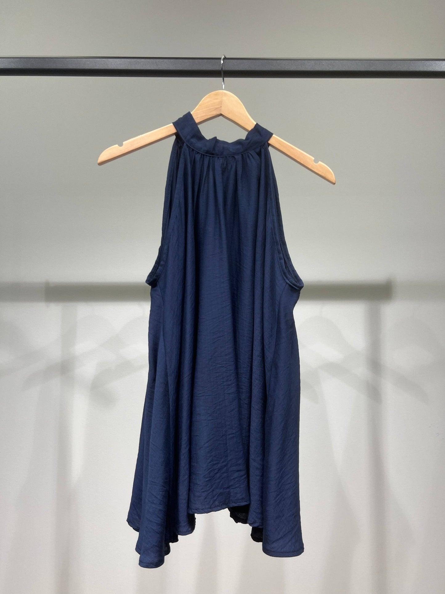 Weites Halter-Top, ärmellos, rückenfrei, mit Bindung, ausgestellter Schnitt