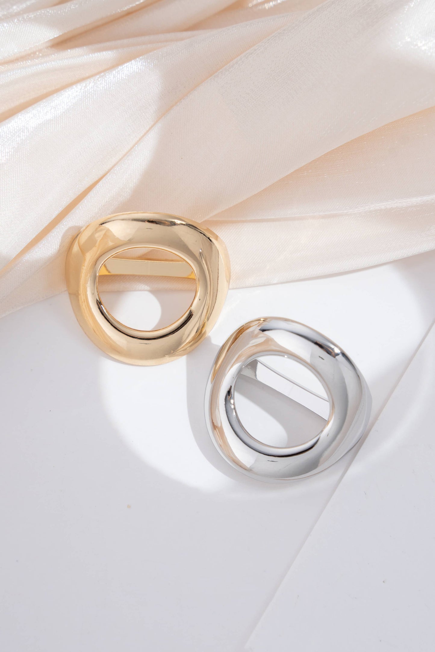 Schalring aus Metall, rund, organisch, glatt, modern, elegant