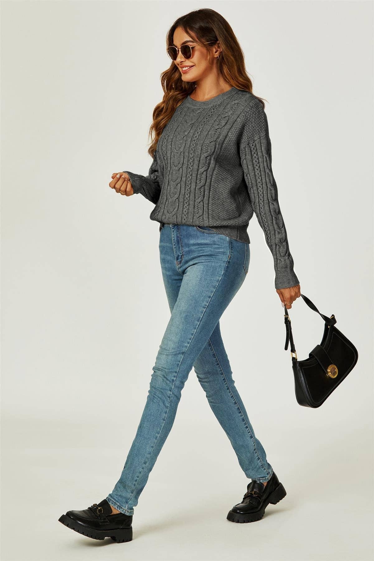 Dunkelgrauer Pullover mit Zopfmuster und Rundhalsausschnitt