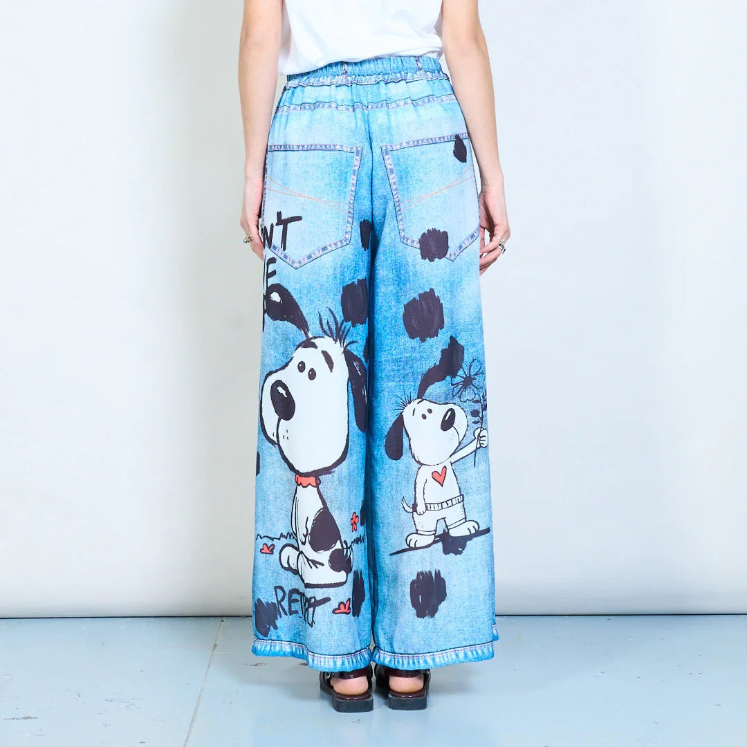 Jeanshose mit weitem Bein und elastischem Bund, illustriert Cartoon