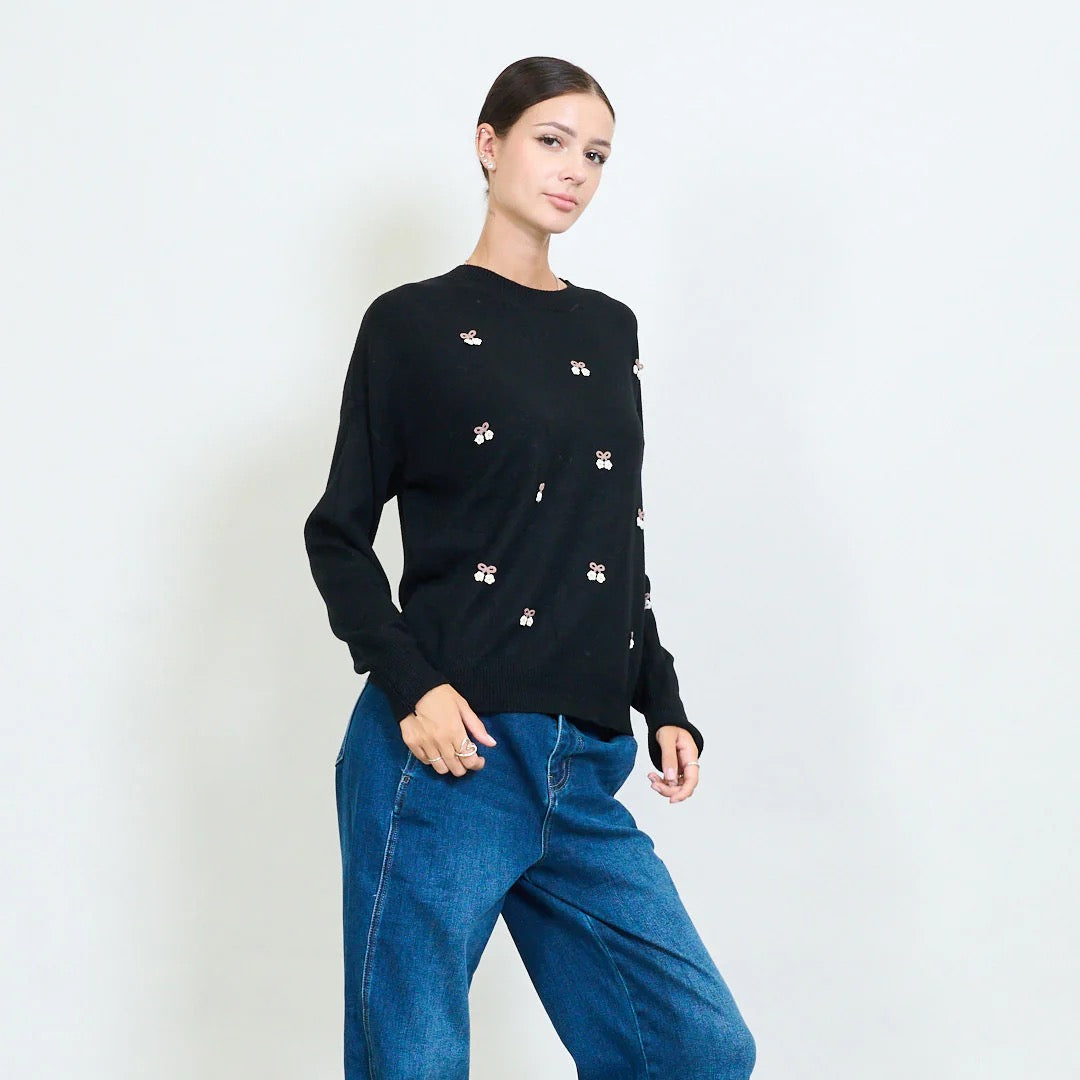 Mini Cherry Motiv bestickter Strickpullover