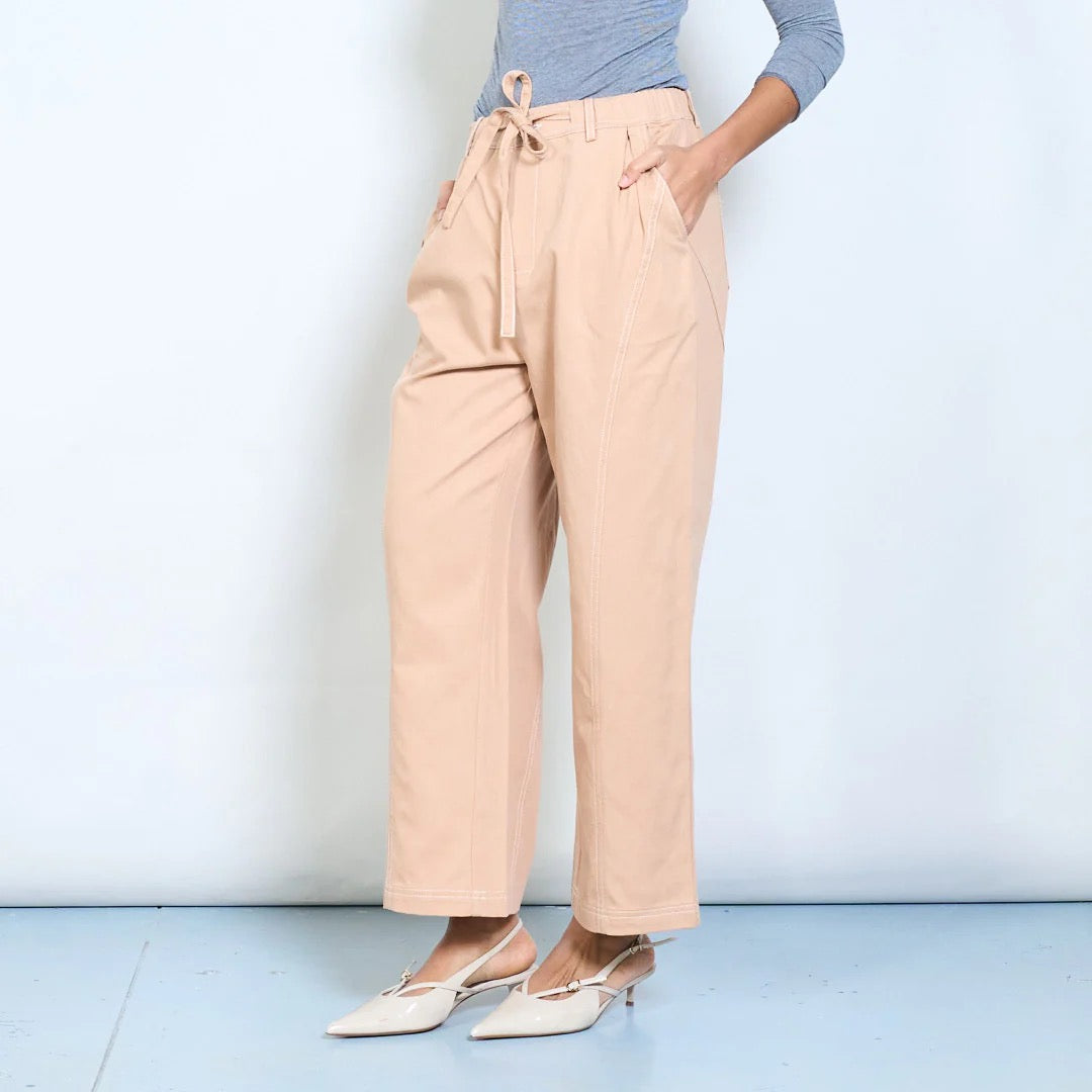 Plissierte Hose mit geradem Bein, verstellbarem Bindegürtel und Vordertaschen
