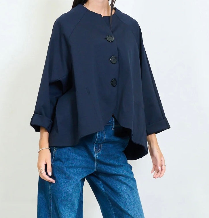 Asymmetrische Saumjacke mit übergroßen Knöpfen