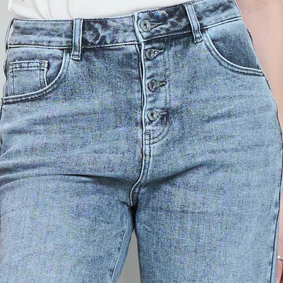 Klassische, mittelhohe, verkürzte Jeans mit geradem Bein und Knopfleiste vorne