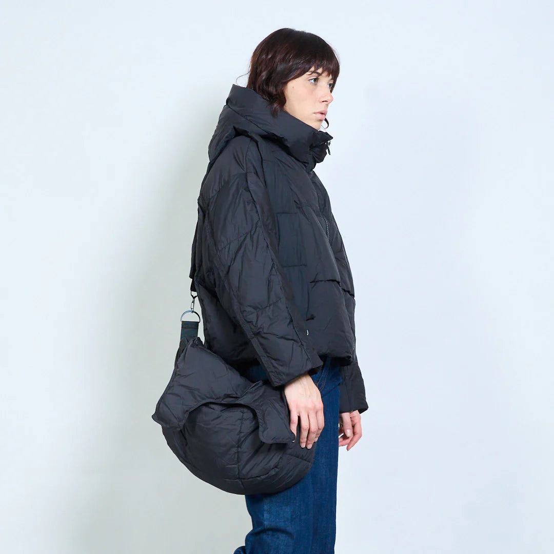 High-Loft-Wattierungsjacke mit mehreren Riemen, Kapuze und abnehmbarer Tasche
