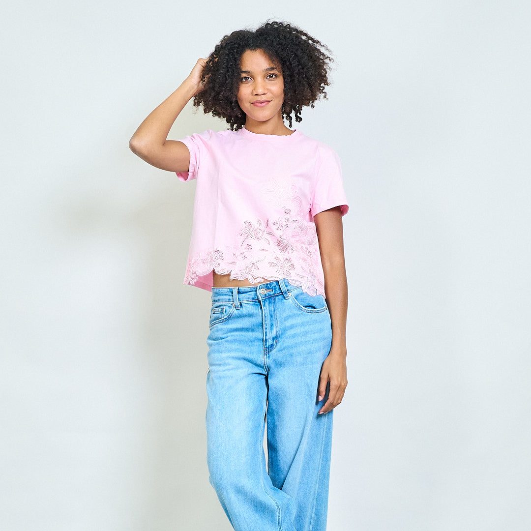 T-Shirt mit Blumenstickerei
