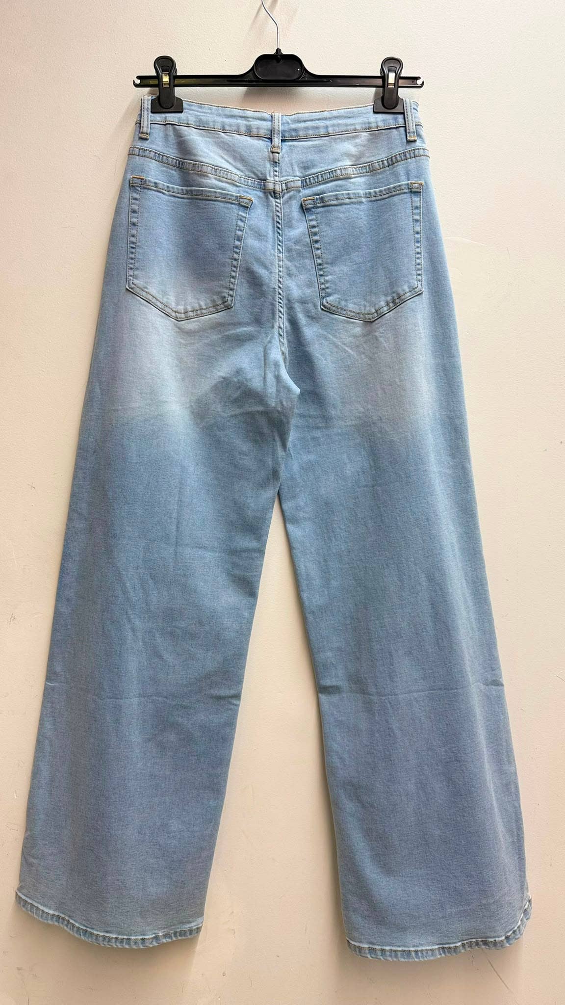 Weite Damenjeans mit klassischer Taille und Bindeband zum Knoten