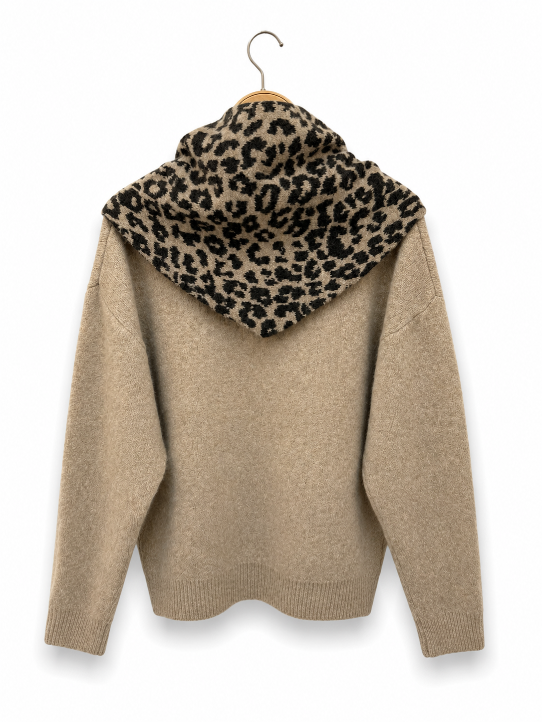 Pullover aus weichem Strick mit integriertem Leoparden-Schal