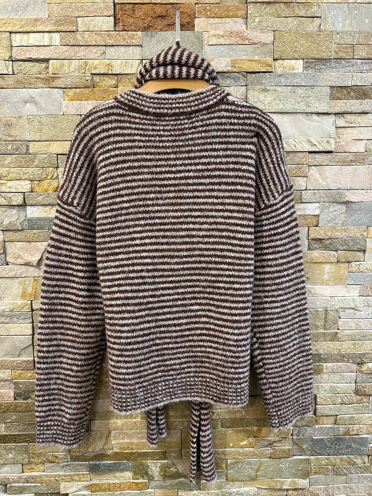Gestreifter Strickcardigan mit passendem Schal