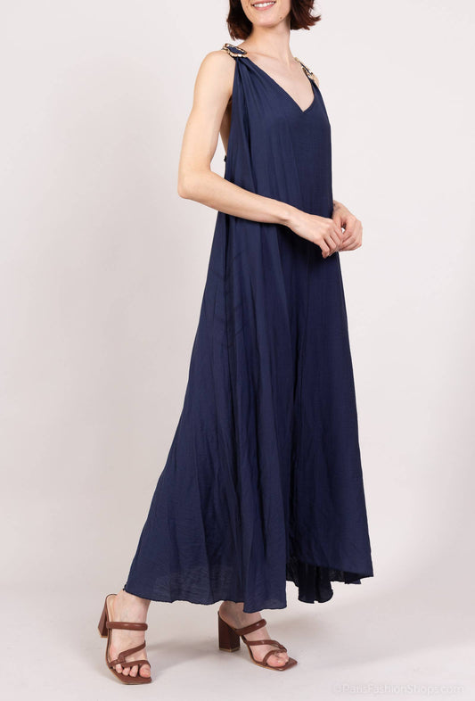 Trägerkleid mit goldener dekorativer Schnalle