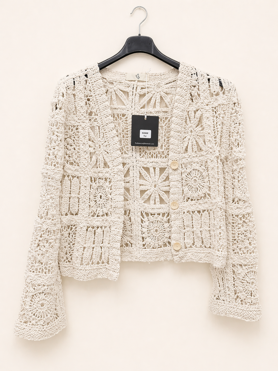 Kurze Häkeljacke mit langen Ärmeln und Knöpfen