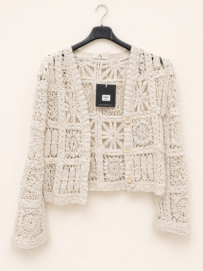 Kurze Häkeljacke mit langen Ärmeln und Knöpfen