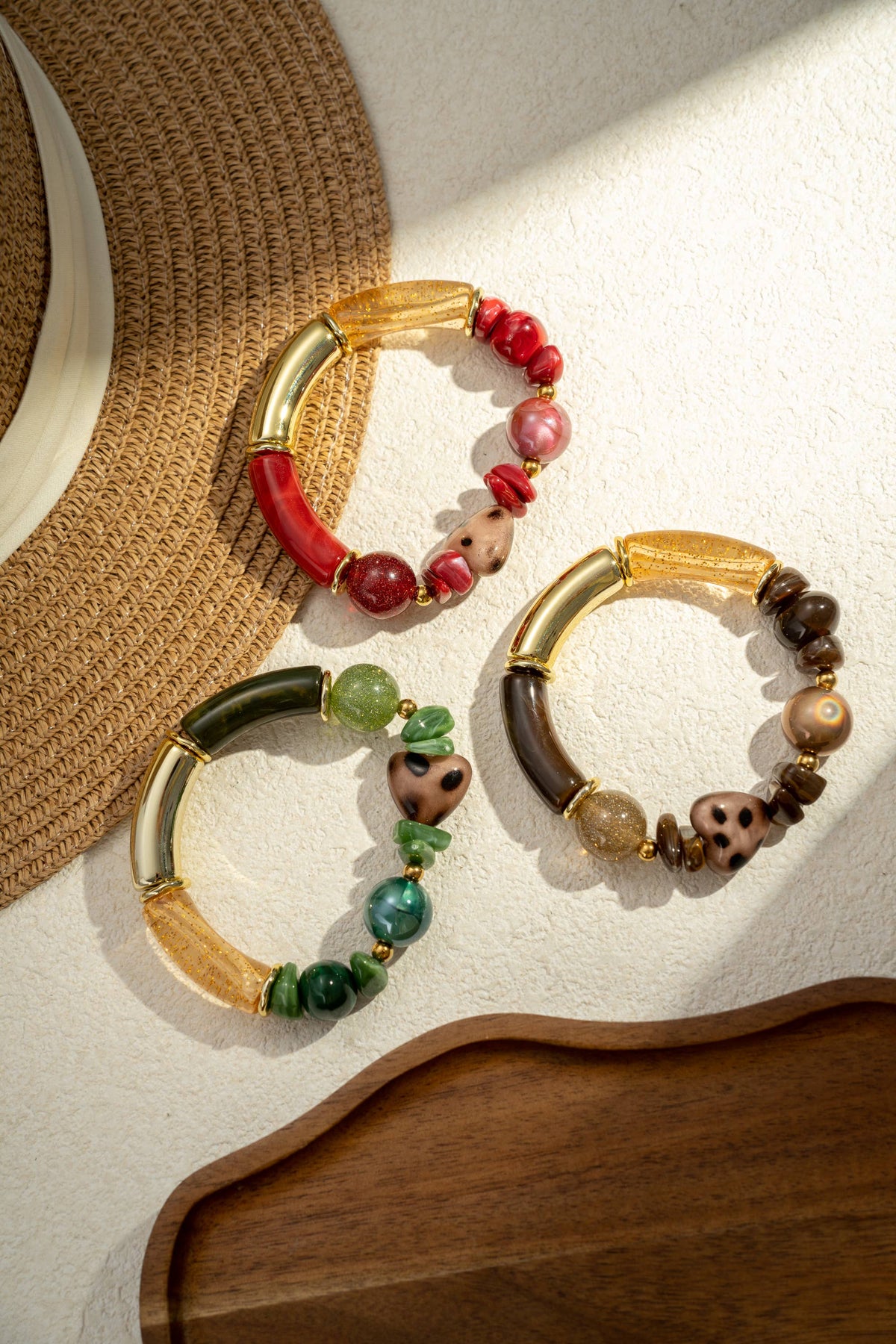 Elastisches Armband mit marmorierten Perlen aus Harz und Keramik