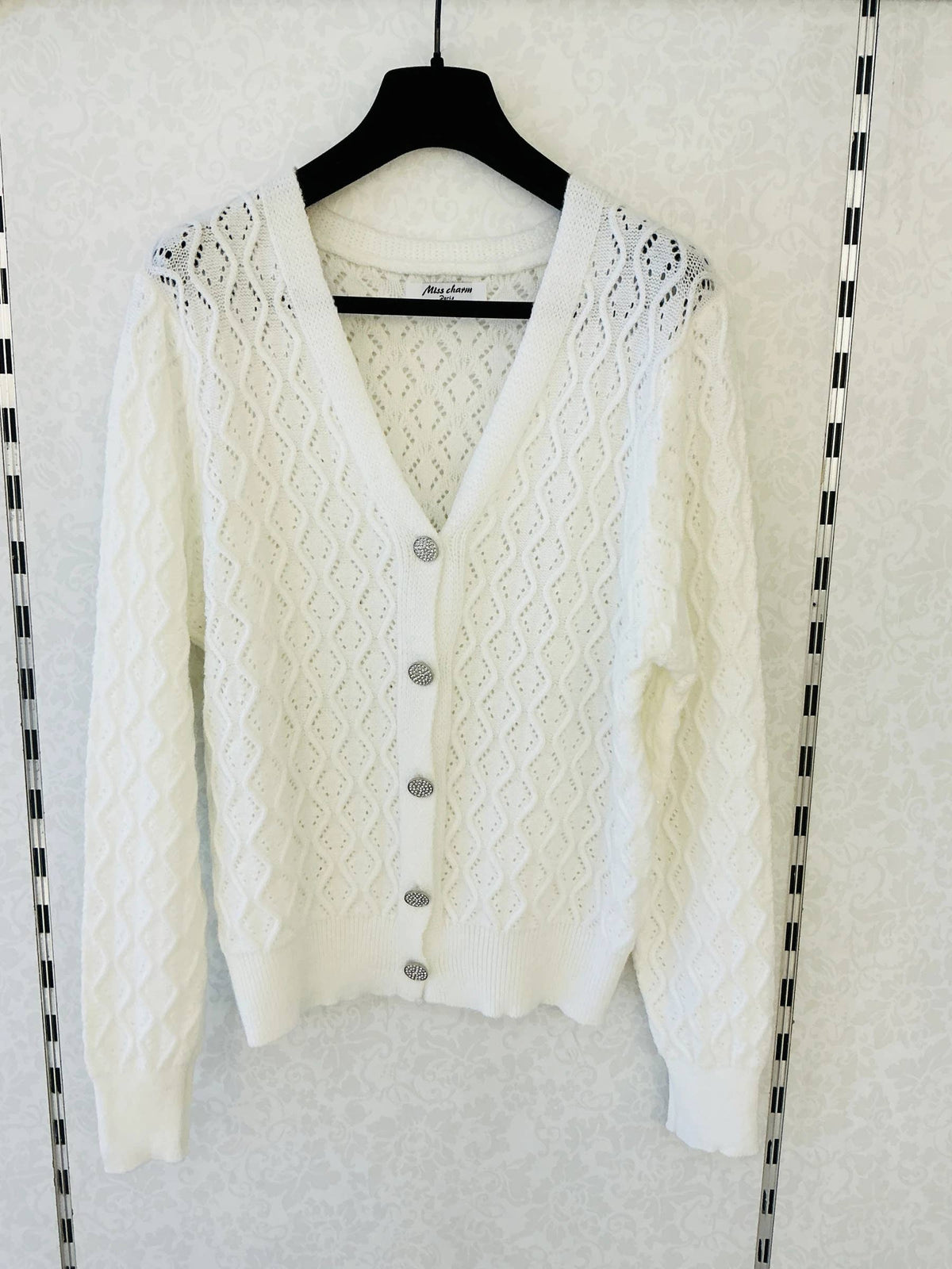 Weißes Lochstrick-Gilet mit Knöpfen