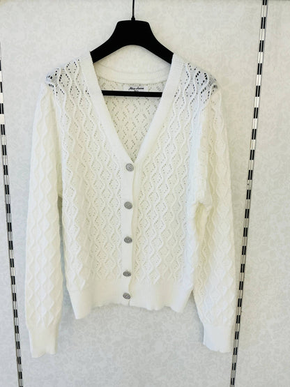 Weißes Lochstrick-Gilet mit Knöpfen