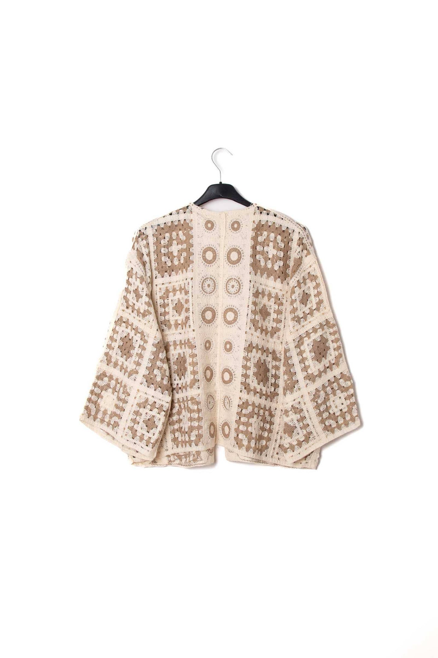 Kurze Boho-Häkelstrickjacke Carigan