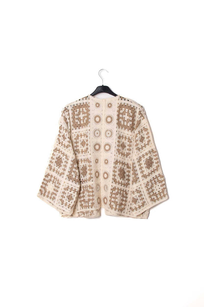 Kurze Boho-Häkelstrickjacke Carigan
