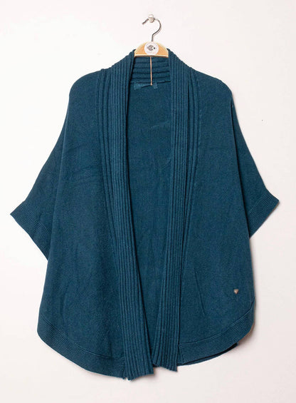 Damen-Strickweste im Cape-Stil – Dekorative Knöpfe