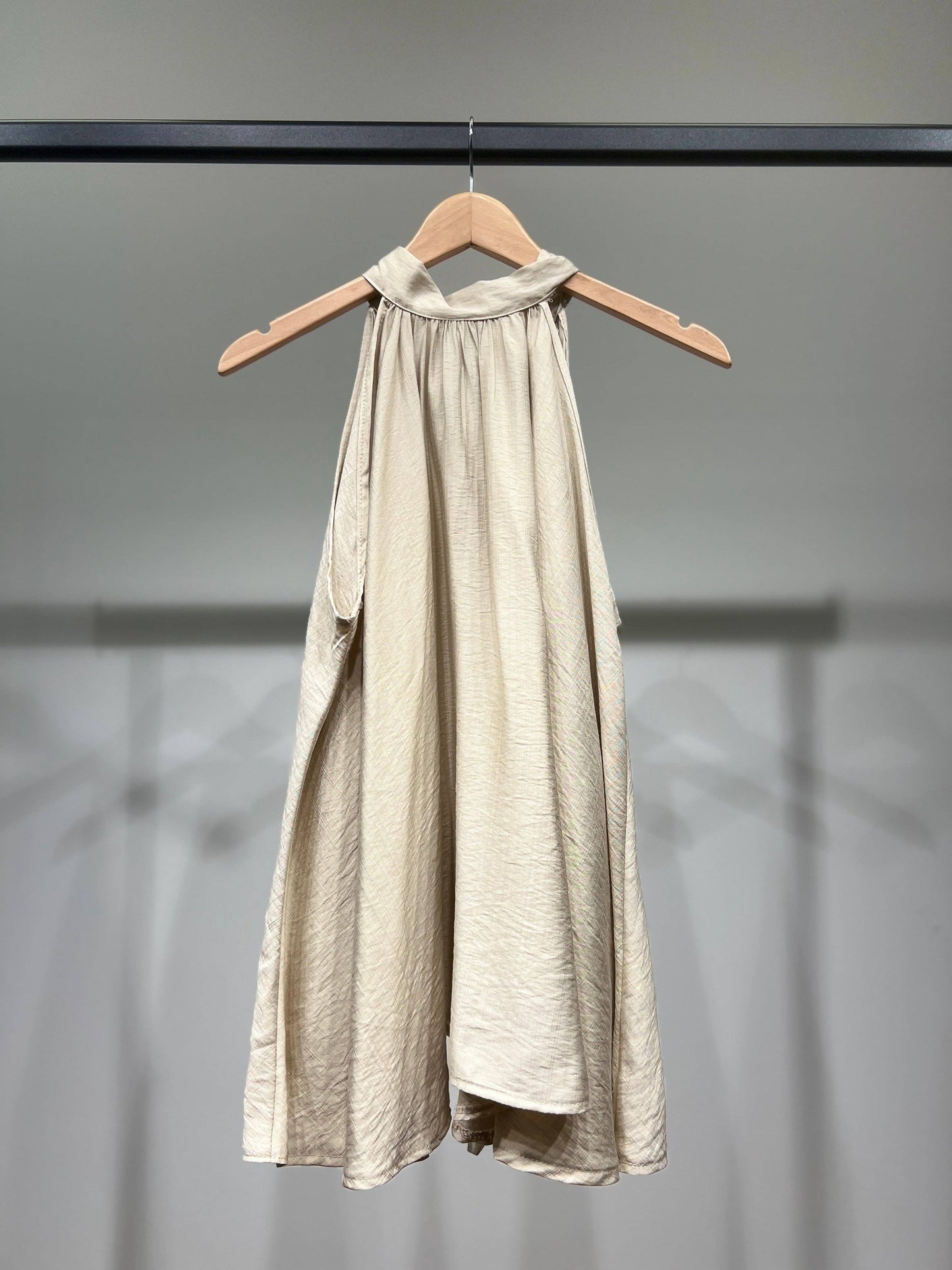 Weites Halter-Top, ärmellos, rückenfrei, mit Bindung, ausgestellter Schnitt