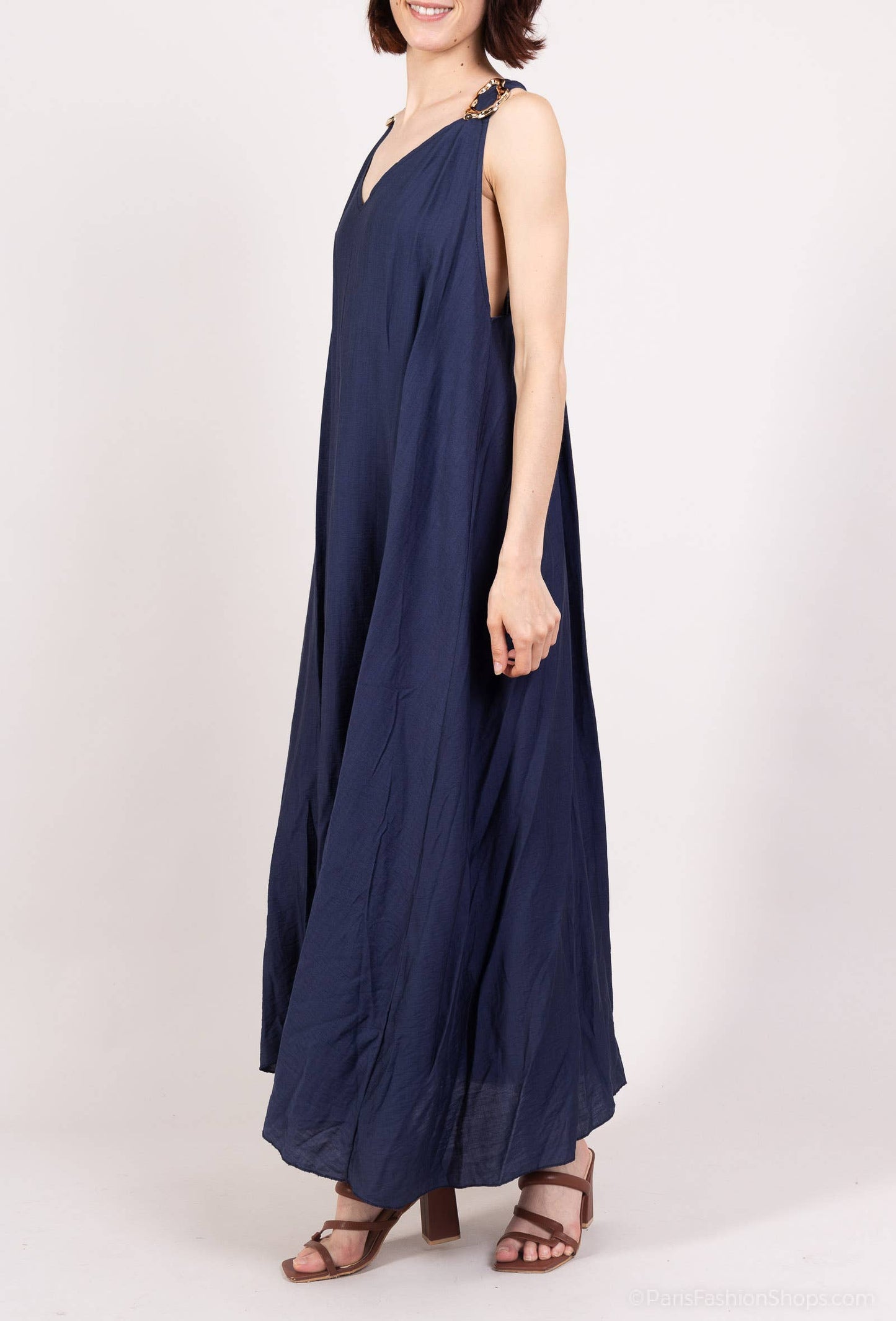 Trägerkleid mit goldener dekorativer Schnalle