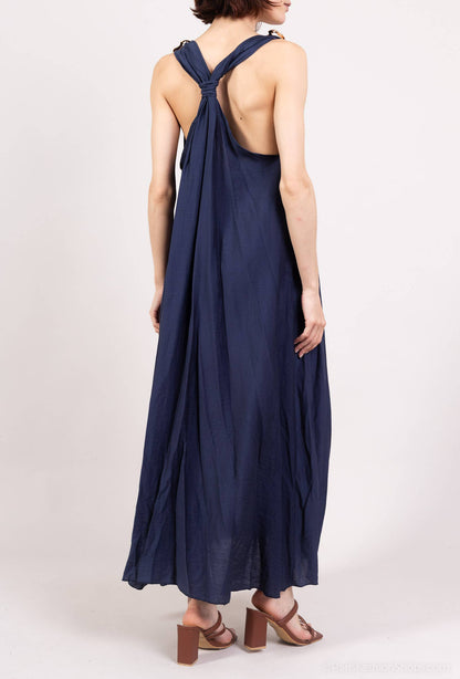 Trägerkleid mit goldener dekorativer Schnalle