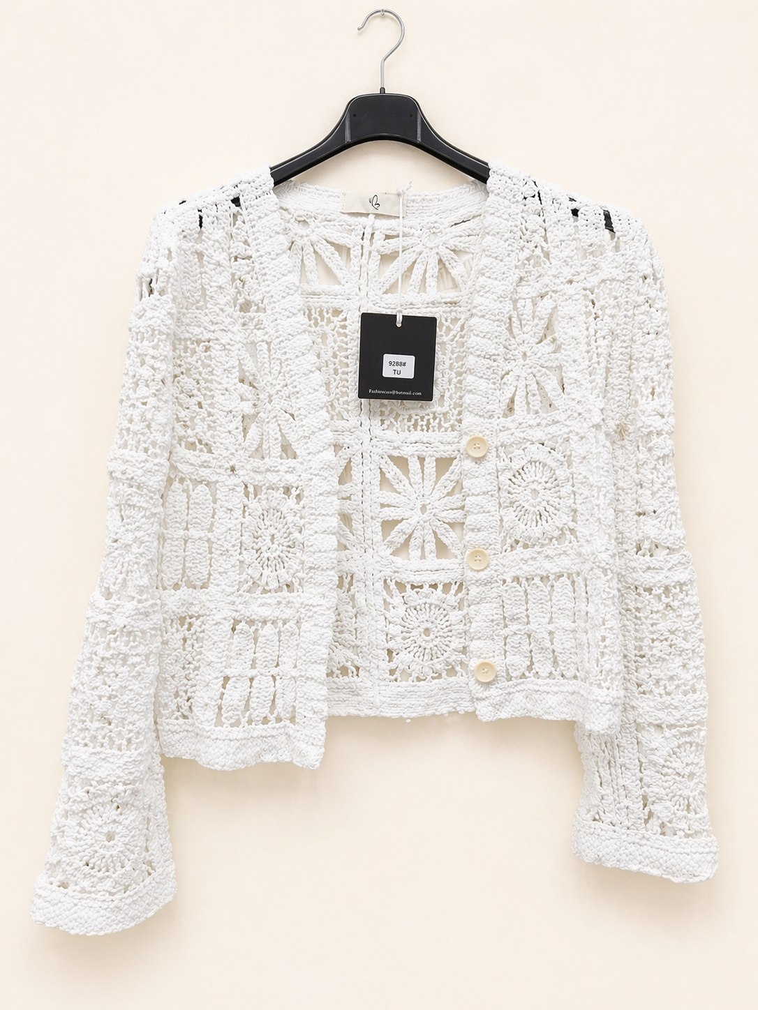 Kurze Häkeljacke mit langen Ärmeln und Knöpfen