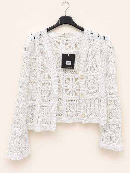 Kurze Häkeljacke mit langen Ärmeln und Knöpfen