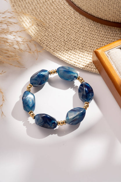 Elastisches Armband mit marmorierten Harzperlen und Edelstahl: Ecru