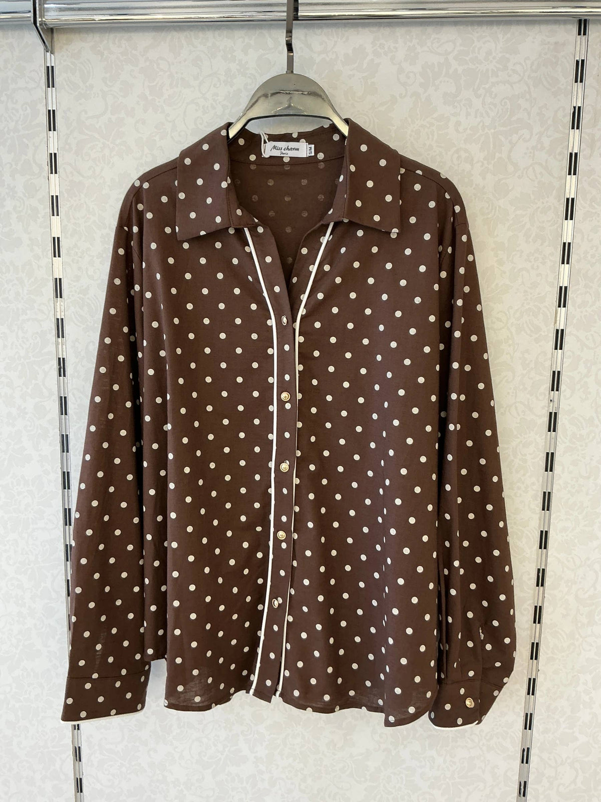 Fließende, gepunktete Bluse – Zeitlose Eleganz