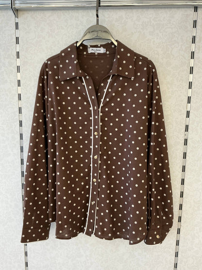 Fließende, gepunktete Bluse – Zeitlose Eleganz