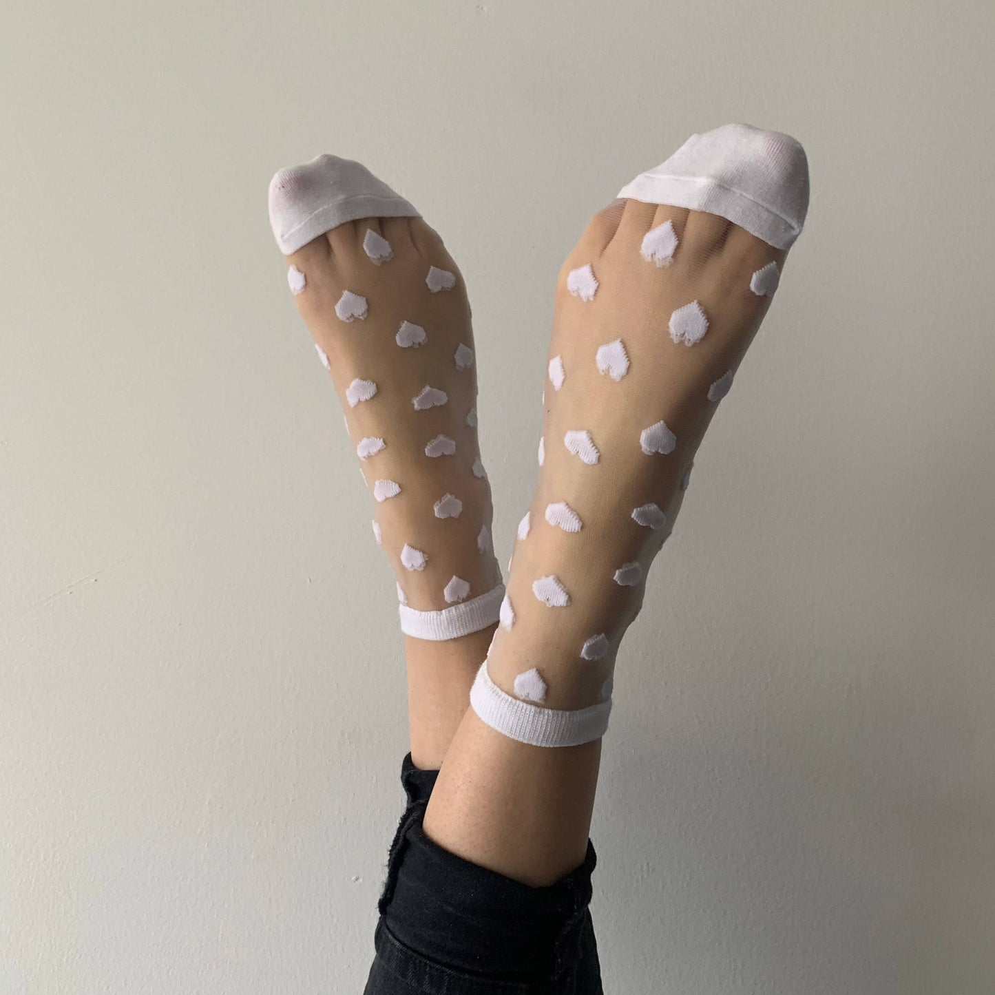 Laure transparente Socken mit weißen Herzen
