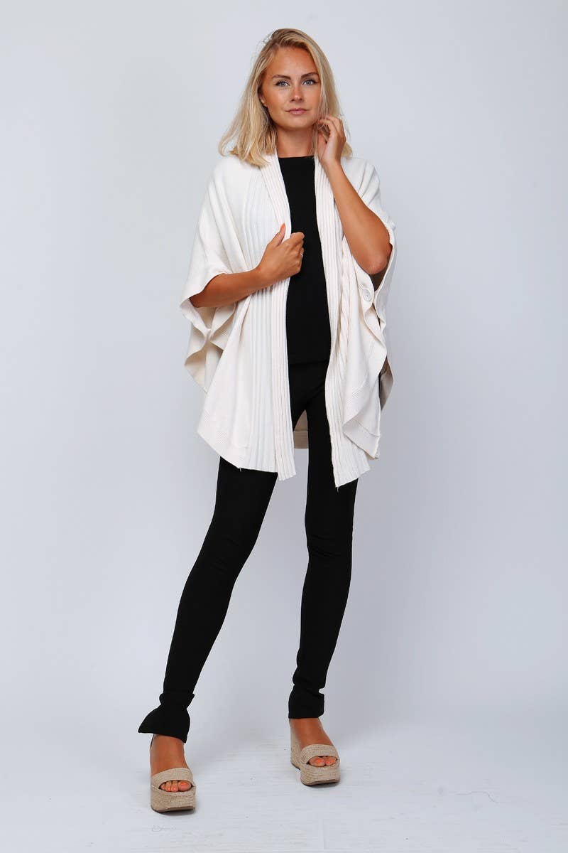 Damen-Strickweste im Cape-Stil – Dekorative Knöpfe