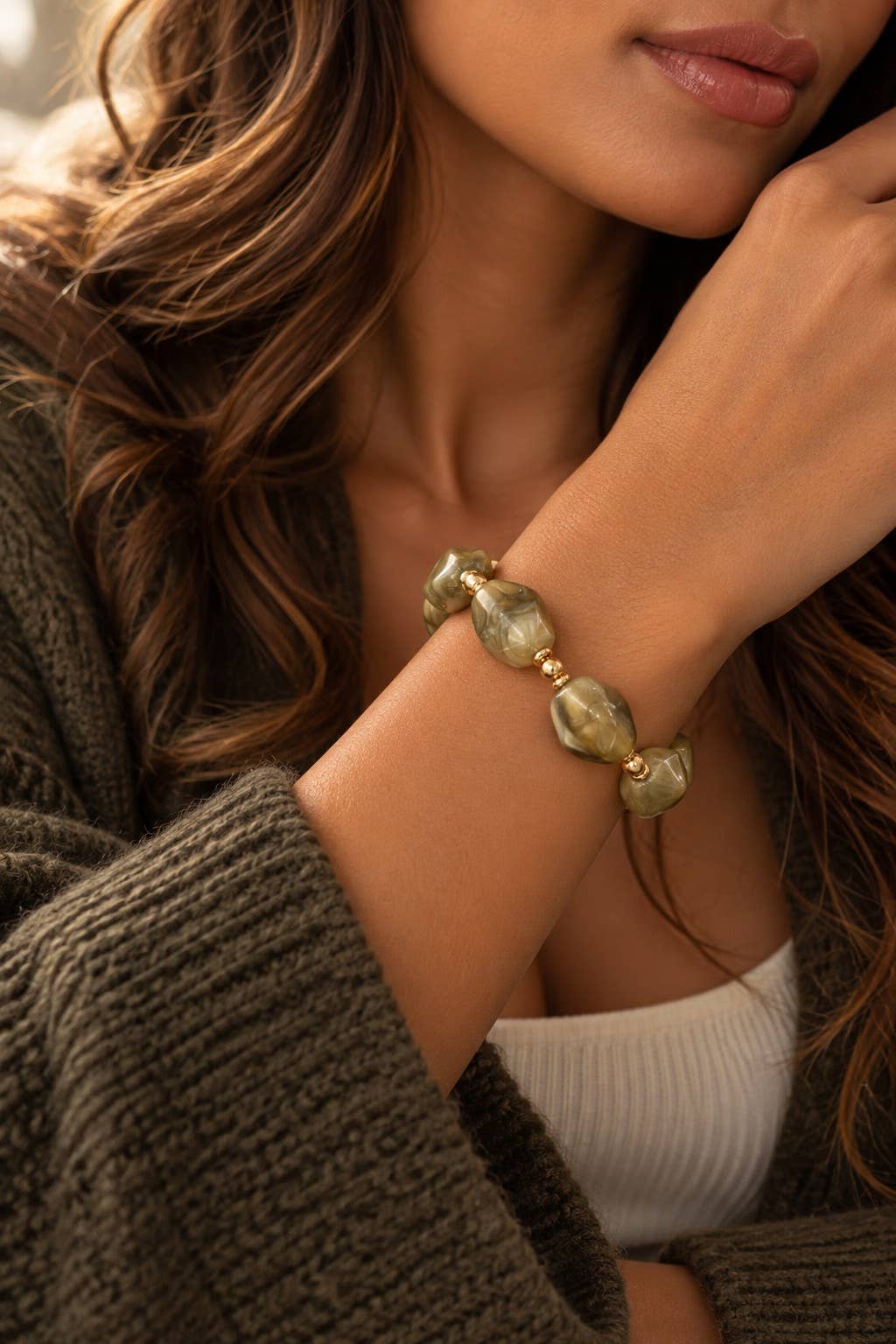 Elastisches Armband mit marmorierten Harzperlen und Edelstahl: Alte Rose