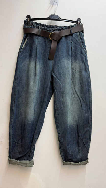 Weite Jeans mit elastischem Bund und Gürtel