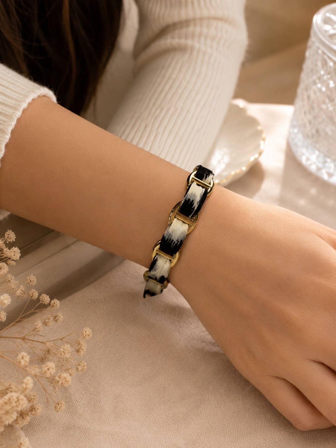 Geflochtenes, goldfarbenes Kettenarmband mit bedrucktem Stoffmuster
