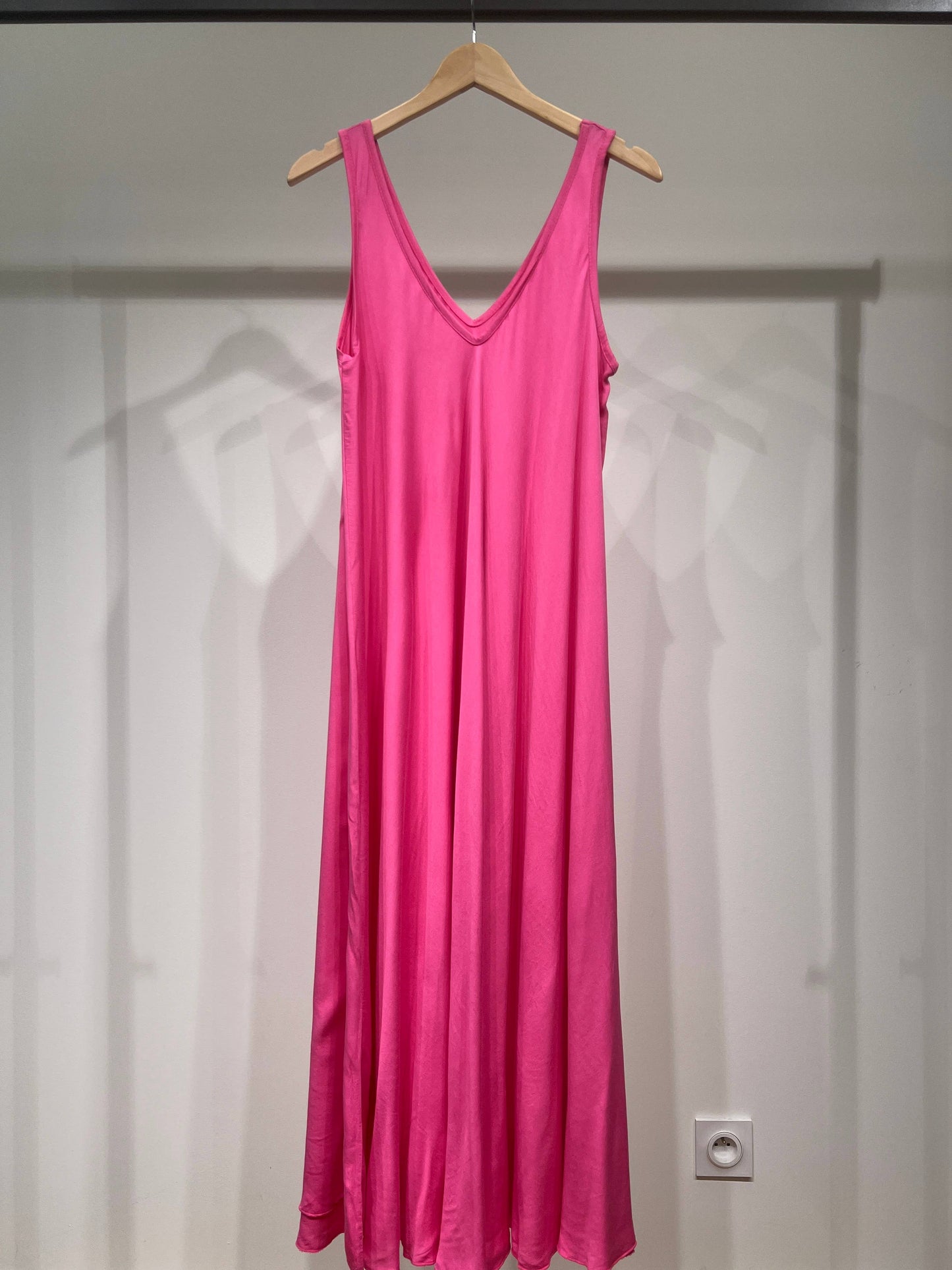 Maxikleid mit V-Ausschnitt und breiten Trägern