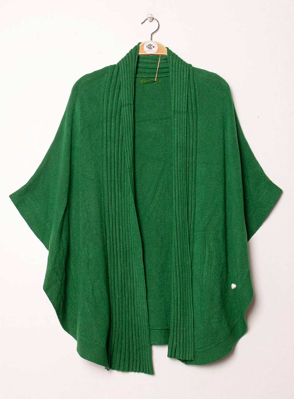 Damen-Strickweste im Cape-Stil – Dekorative Knöpfe