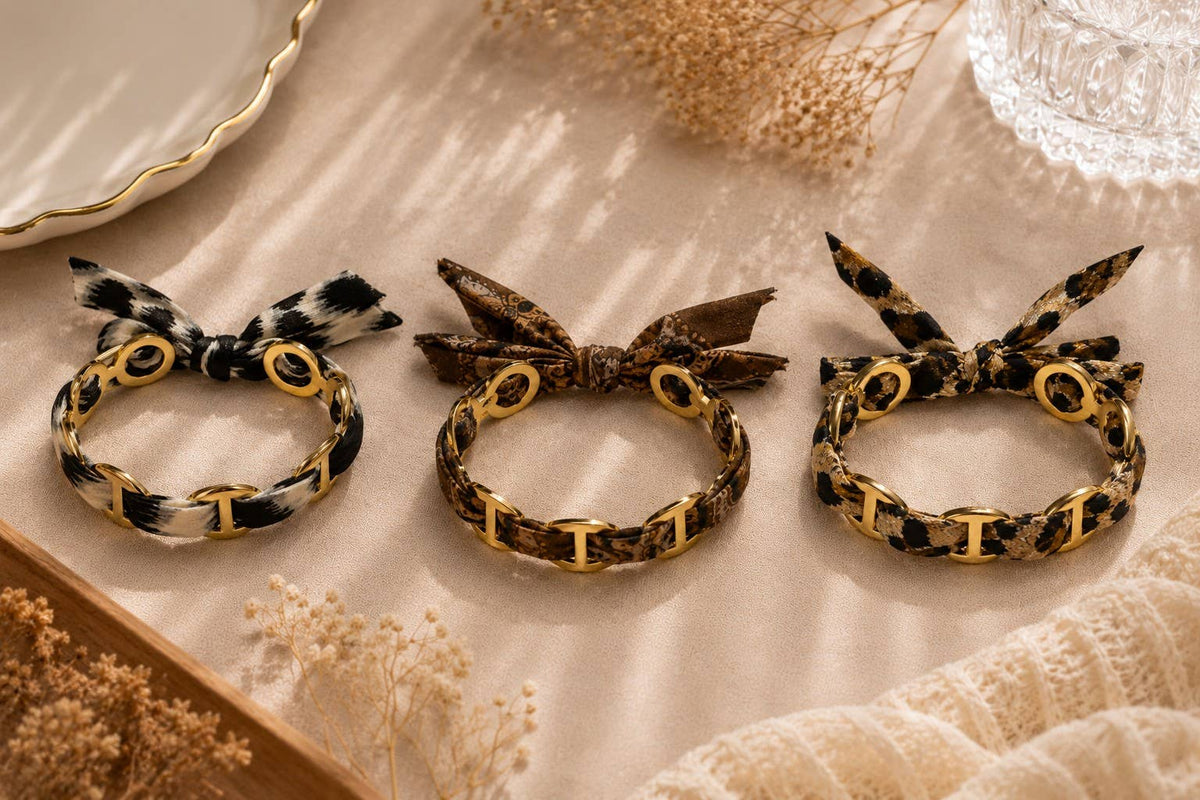 Geflochtenes, goldfarbenes Kettenarmband mit bedrucktem Stoffmuster
