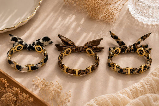 Geflochtenes, goldfarbenes Kettenarmband mit bedrucktem Stoffmuster