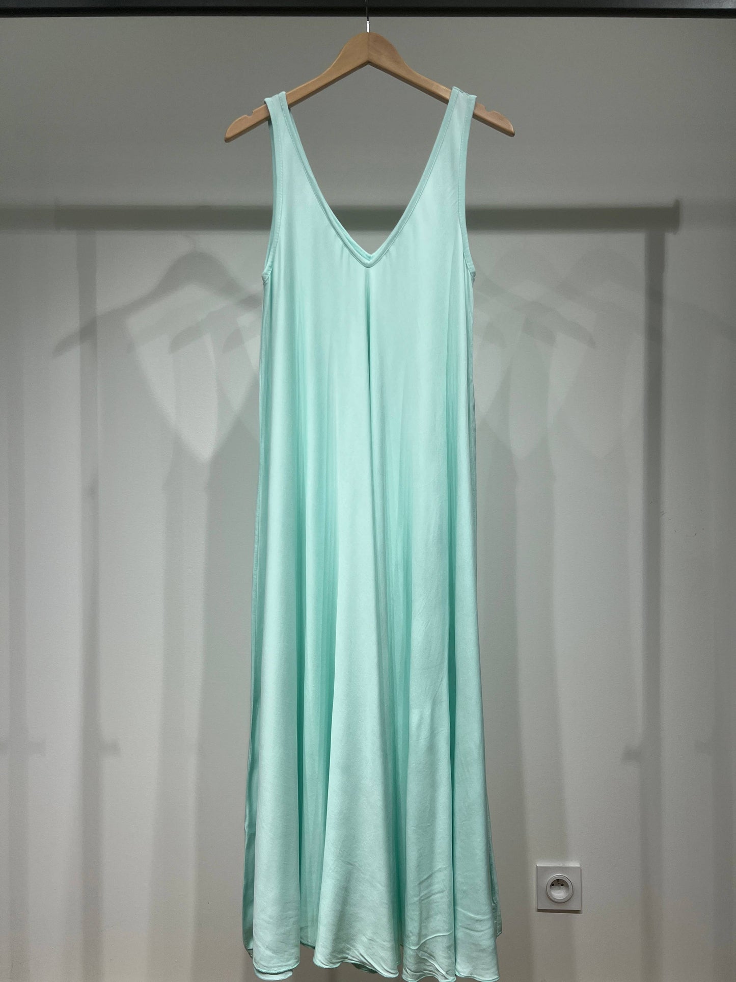 Maxikleid mit V-Ausschnitt und breiten Trägern