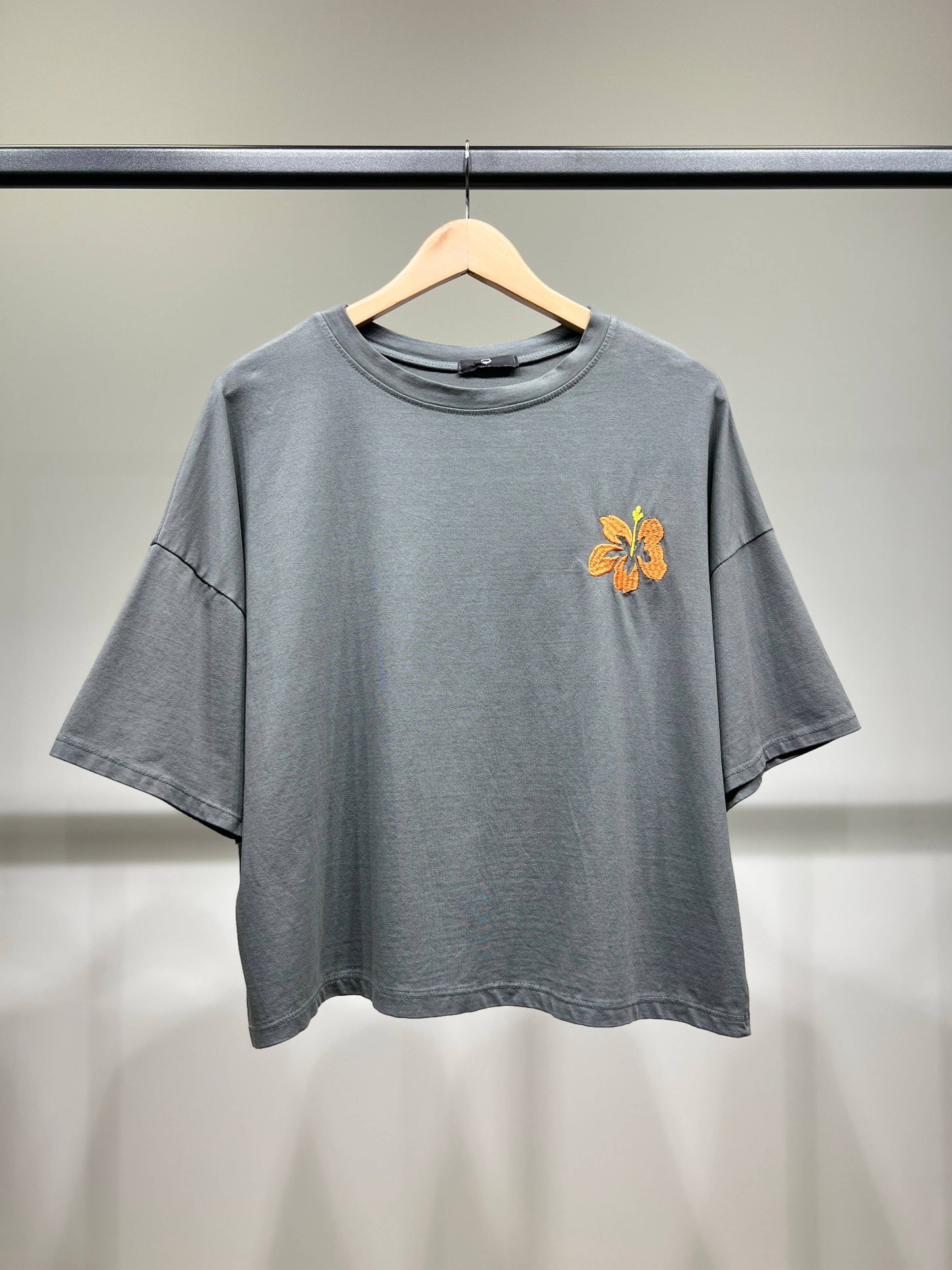 Lockeres kurzes T-Shirt mit kurzen Ärmeln und bestickter Blume, 100 % Baumwolle