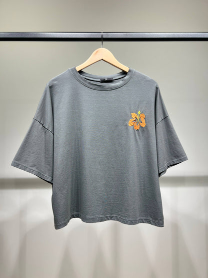 Lockeres kurzes T-Shirt mit kurzen Ärmeln und bestickter Blume, 100 % Baumwolle