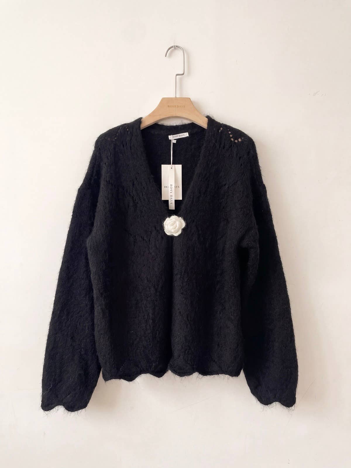 Oversize-Strickgilet mit Blumenbrosche  Ecru