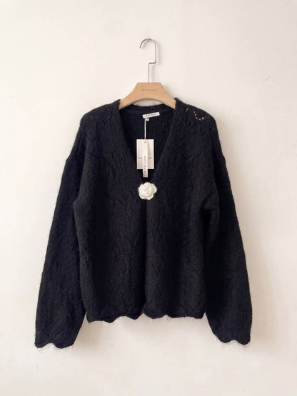 Oversize-Strickgilet mit Blumenbrosche  Ecru