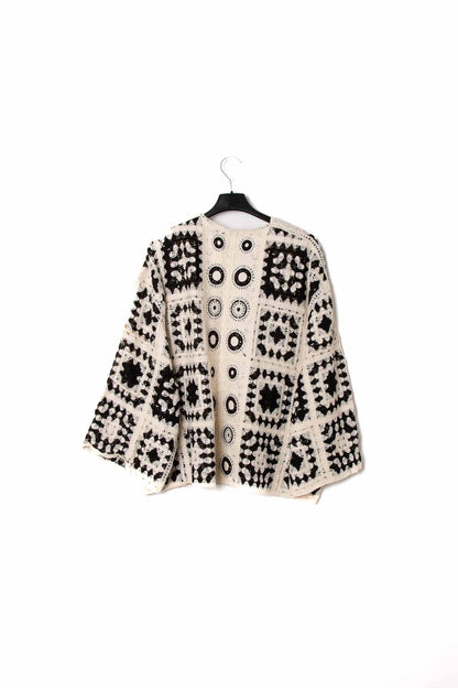 Kurze Boho-Häkelstrickjacke Carigan