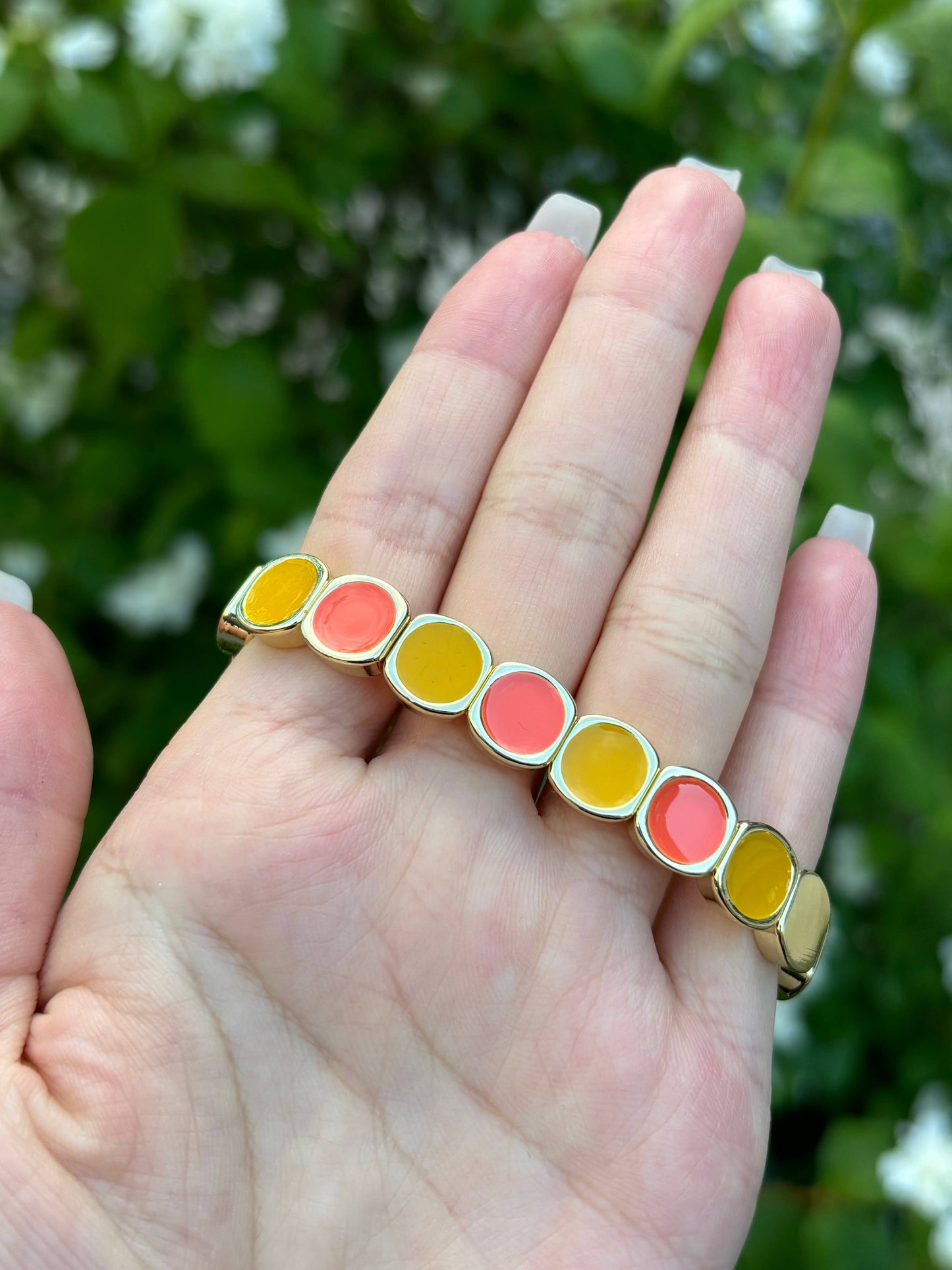 Buntes Armband mit Elastik
